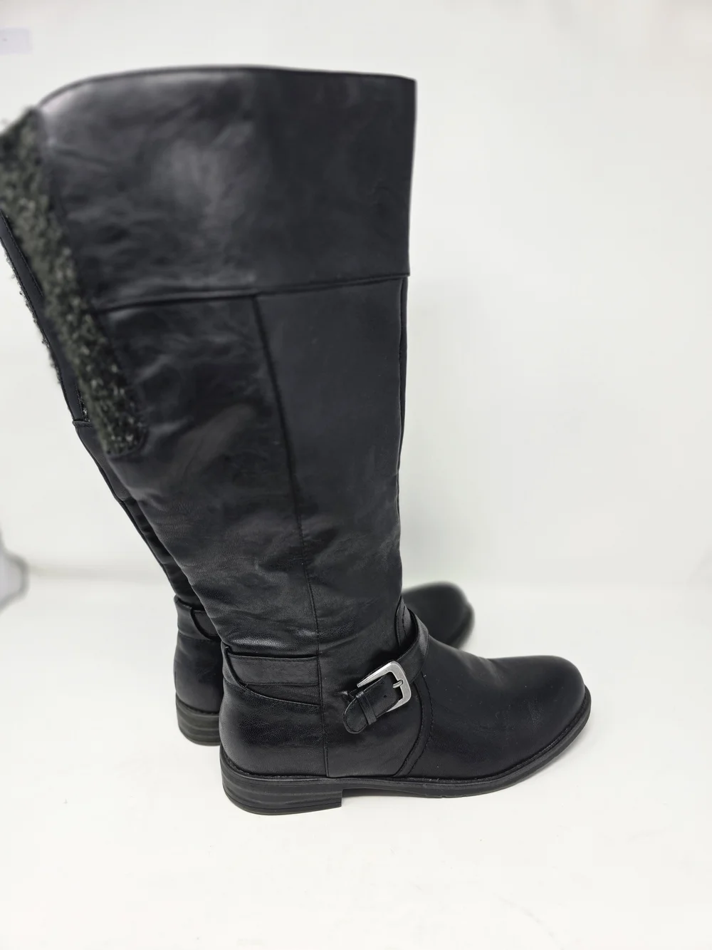 BareTraps cessa women